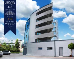 un edificio con un cartello che legge il vincitore regionale di Hotel Arena Liberec a Liberec