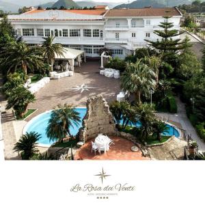 una vista aerea di un hotel con piscina e un edificio di Hotel La Rosa Dei Venti a Campogrande