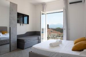 een hotelkamer met een bed en een balkon bij B&B Monteleone ,12 in Napels