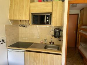 Kuchyň nebo kuchyňský kout v ubytování Appartement 2 pièces 6 personnes Col du Corbier