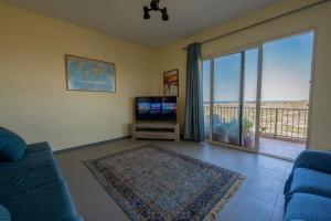シャーラにある3 Bdr Apt with Panoramic Valley Beach Viewsのリビングルーム(テレビ、大きな窓付) +27枚の写真