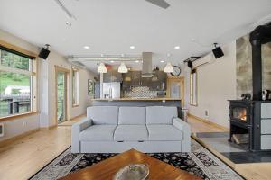 Una sala de estar con un sofá y una estufa. en Peaceful Waterfront Escape In Skamokawa, en Skamokawa