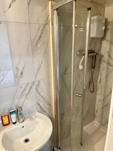 ロンドンにあるBethnal Green Nestのシャワーと洗面台付きのバスルーム +13枚の写真