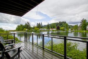 Una vista de un río desde la terraza de una casa. en Peaceful Waterfront Escape In Skamokawa, en Skamokawa