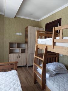 zwei Etagenbetten in einem Schlafsaal mit zwei Betten in der Unterkunft Horizont Apartment 17 in Bakuriani