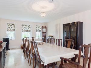 una sala da pranzo con tavolo e sedie di Yokefleet Cottage a Sandholme