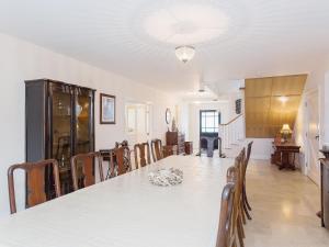 una sala da pranzo con un lungo tavolo e sedie di Yokefleet Cottage a Sandholme