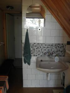 Un baño con lavabo y ventana. en Chata na vrcholu Boreckých skal, en Hnanice 21 fotos más