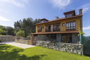 an image of a house with a stone wall at Villa Porrua 2 in Porrúa