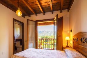 a bedroom with a bed and a balcony with a view at Villa Porrua 2 in Porrúa