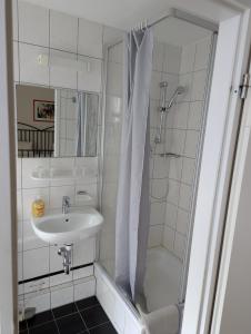 Koupelna v ubytování Hotel Pension Waizenegger am Kurfürstendamm + 37 fotografií