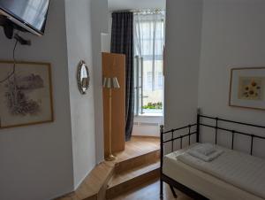 Postel nebo postele na pokoji v ubytování Hotel Pension Waizenegger am Kurfürstendamm