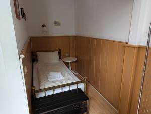 Postel nebo postele na pokoji v ubytování Hotel Pension Waizenegger am Kurfürstendamm