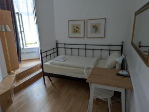 Postel nebo postele na pokoji v ubytování Hotel Pension Waizenegger am Kurfürstendamm