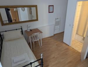 Postel nebo postele na pokoji v ubytování Hotel Pension Waizenegger am Kurfürstendamm