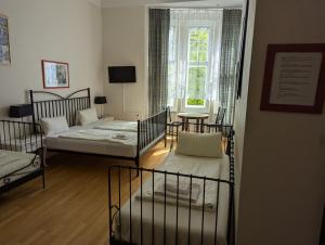 Postel nebo postele na pokoji v ubytování Hotel Pension Waizenegger am Kurfürstendamm