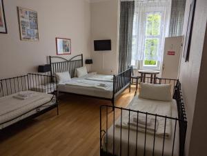 Postel nebo postele na pokoji v ubytování Hotel Pension Waizenegger am Kurfürstendamm