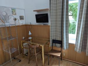 TV a/nebo společenská místnost v ubytování Hotel Pension Waizenegger am Kurfürstendamm