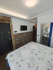 オフリドにあるApartments Three Ohridのベッドルーム1室(ベッド1台、壁掛けテレビ付) +113枚の写真