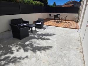 a patio with two chairs and a table and a table and chairs at Appartement avec jardin 4 personnes in Fréjus