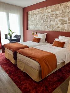 Llit o llits en una habitació de Aquabella Hôtel & Spa