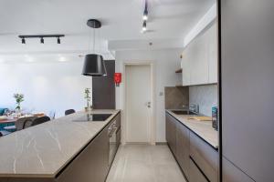 Fotografie z fotogalerie ubytování Luxury 1 Bedroom Central St Julians Sleeps 4 v destinaci San Pawl il Bahar