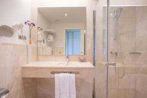 a bathroom with a sink and a shower at Hipotels Barrosa Garden in Chiclana de la Frontera