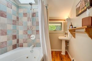 un bagno con vasca e lavandino di Private Hot Tub - Riverfront Cabin In Estes Park! a Estes Park Altre 28 foto