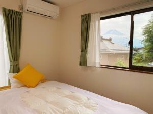 Ένα ή περισσότερα κρεβάτια σε δωμάτιο στο Vacation stay fujiyoshida