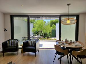 a dining room with a table and chairs at Apartment MM in Omiš
