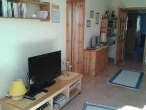 TV a/nebo společenská místnost v ubytování Ferienwohnung-Gelb