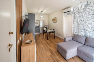 una sala de estar con un sofá y una mesa en Suite della Rovere, en Alba 18 fotos más