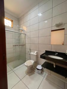 ein Badezimmer mit Toilette, Waschbecken und Dusche in der Unterkunft Angelo Reservas in Olímpia