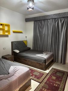 Rúm í herbergi á Long Island روميل