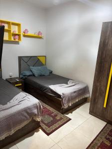 Rúm í herbergi á Long Island روميل +9 myndir