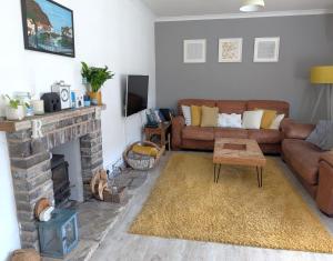 Posezení v ubytování Chichester House I Garden with Hot Tub I Free Parking I Nearby Beaches I Chichester Holiday Properties