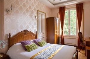 a bedroom with a bed and a window at Château de Moliens in Moliens