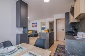 Nhà bếp/bếp nhỏ tại Apartment TRIES 3 with heated pool and sea view
