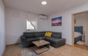 Khu vực ghế ngồi tại Apartment TRIES 3 with heated pool and sea view