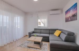 Khu vực ghế ngồi tại Apartment TRIES 3 with heated pool and sea view
