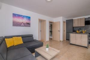 Nhà bếp/bếp nhỏ tại Apartment TRIES 3 with heated pool and sea view