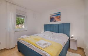 Giường trong phòng chung tại Apartment TRIES 3 with heated pool and sea view