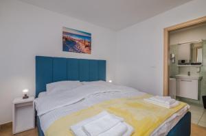 Giường trong phòng chung tại Apartment TRIES 3 with heated pool and sea view +37 ảnh