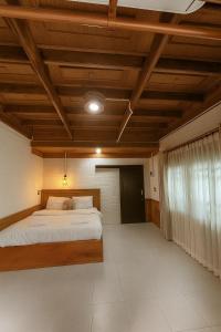 Ένα ή περισσότερα κρεβάτια σε δωμάτιο στο The Keree Resort - Kiriwong เดอะ คีรี รีสอร์ท คีรีวง