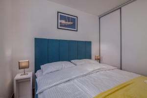 Giường trong phòng chung tại Apartment TRIES 3 with heated pool and sea view