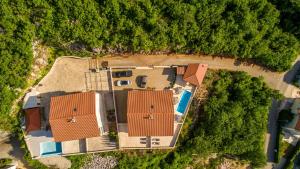 Hồ bơi trong/gần Apartment TRIES 3 with heated pool and sea view