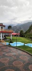 BālākotHighland Club Balakot的高尔夫球场和建筑的景观