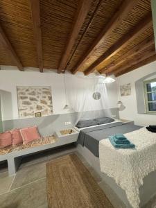 Galería fotográfica de Petrino 1 - Traditional Lerian House en Vromolithos 19 fotos más