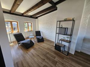 a living room with two chairs and a table at Über dem Kattsund in Eckernförde