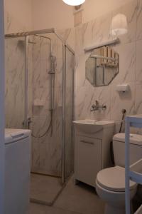 Un baño con ducha, inodoro y lavabo. en Central flat at plac Konstytucji, en Varsovia
